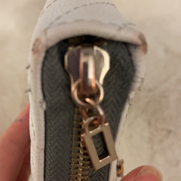 Guess Chevron Classic White Wallet - Picture 16 of 17